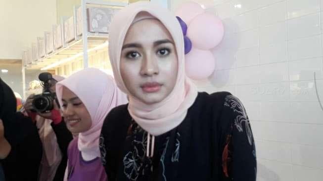 Bikin Adem, Begini Momen Laudya Bella dan Suami Usai Salat