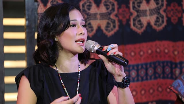 Kisah Dian Sastrowardoyo Menenun Kain Bersama Ibu-ibu di Sumba