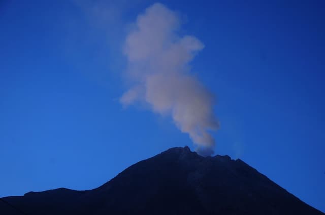 Gunung Merapi Letuskan Awan Panas 800 Meter