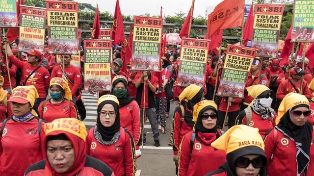 Menanti Anies Baswedan Menetapkan Upah Minimum DKI