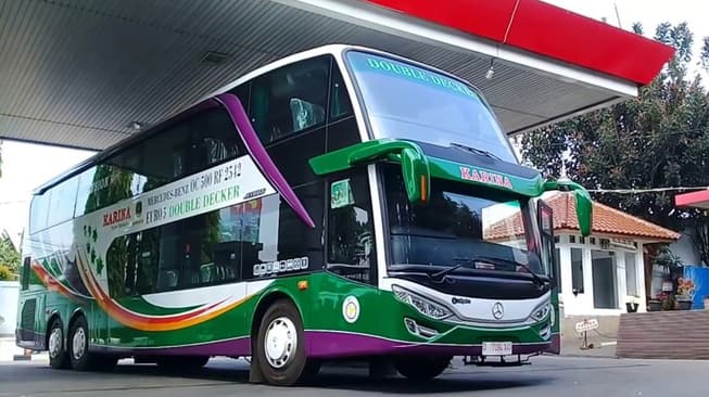 Hitam Putih Bus Tingkat