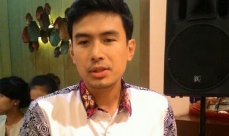 Christian Bautista Berjalan di Catwalk Pluit