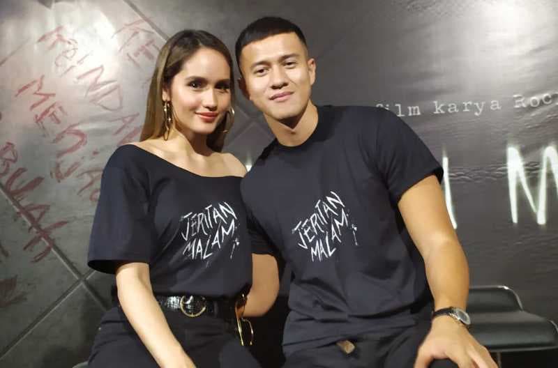 Harus Beradegan Romantis dengan Cinta Laura, Ini yang Dilakukan Herjunot Ali