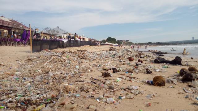 Pantai Jimbaran di Bali Dipenuhi Sampah, Turis Asing Kecewa