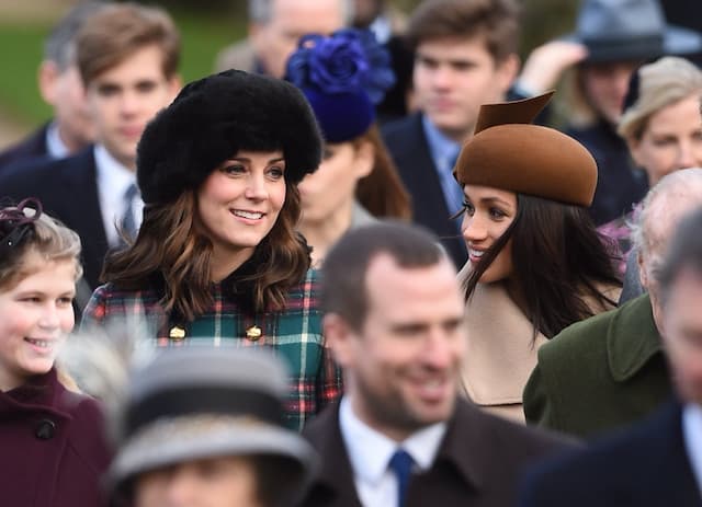 Beda Fashion Meghan Markle - Kate Middleton Saat Tampil Bersama di Hari Natal