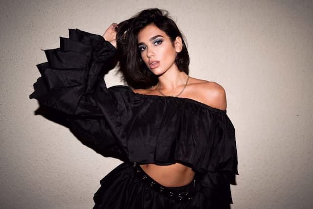 Alasan Dua Lipa Suka dengan Riasan ala Tahun 1990-an