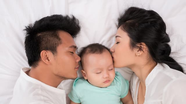 Alasan Bayi Sering Bangun Tengah Malam dan Sulit Tidur Lagi