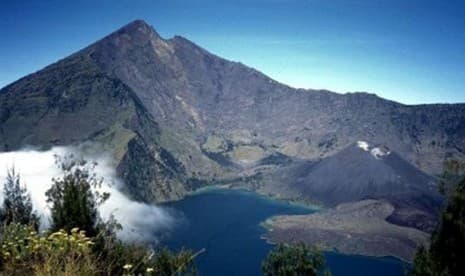 Satgas Bersih Berhasil Turunkan 64 Kg Sampah dari Gunung Rinjani