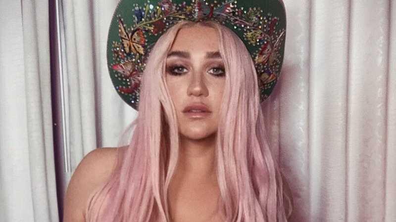 Kesha Terbiasa Mandi Bir dan Glitter Sebelum Manggung