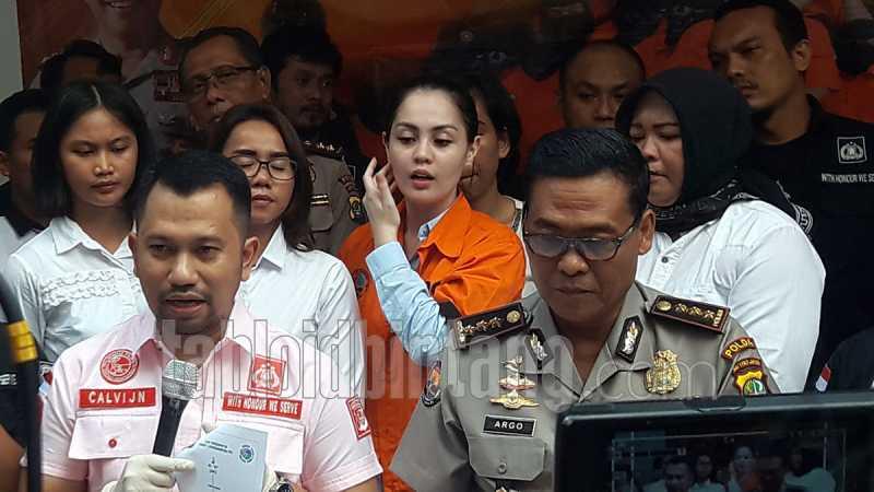 Siapa Pria yang Dipanggil Om oleh Jennifer Dunn saat Penangkapan?