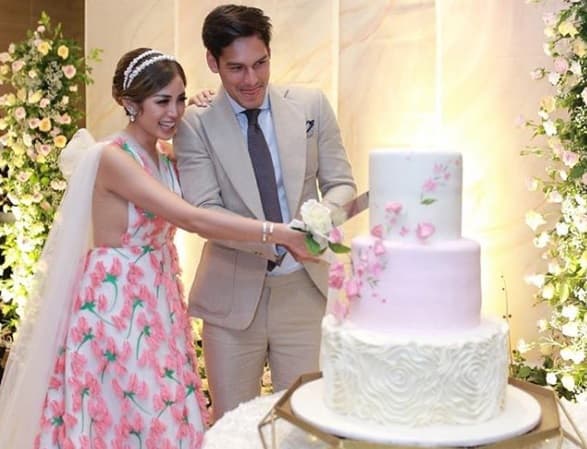 Dianggap Terlalu Terbuka, Netizen Kritik Baju Pertunangan Jessica Iskandar