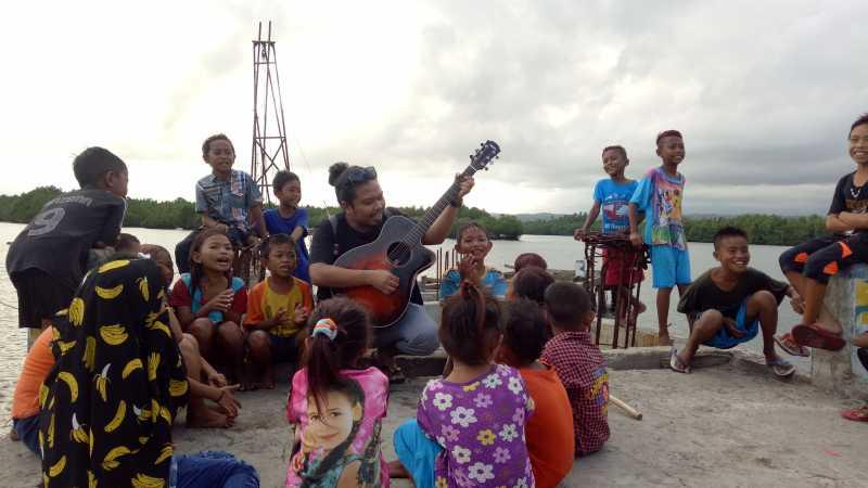 Is Eks Payung Teduh Hibur Anak-anak di Pesisir Sulawesi Utara