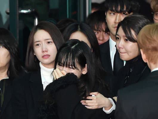 Tangis SNSD Antar Jenazah Jonghyun SHINee Menuju Pemakaman