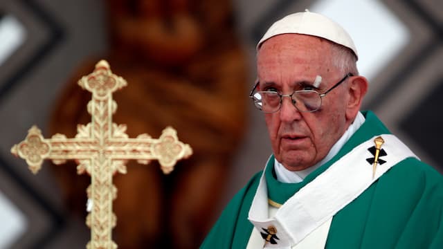 Paus Fransiskus Terbentur dan Lebam Matanya di Hadapan Ribuan Jemaah