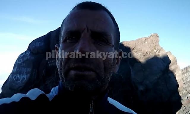 Bule Nekat Bikin Vlog di Gunung Agung, Dikecam BNPB Dipuji Warganet