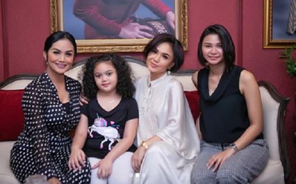 Krisdayanti Foto Bareng Kakak dan Adiknya, Netizen: Cantik dan Kompak!