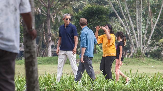 Obama Berbahasa Indonesia dengan Pegawai Restoran Bumi Langit