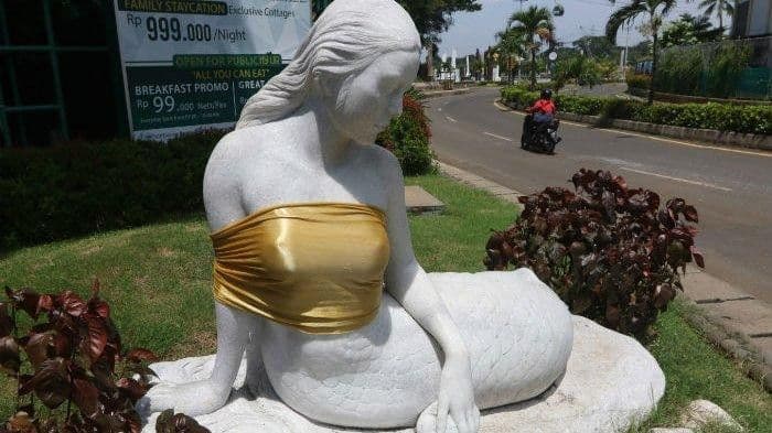 Patung Putri Duyung Ancol Ditutup Kain karena Bertelanjang Dada, Netizen Malah Bikin Meme Kocak!