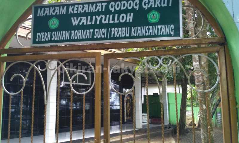 Wisata Religi di Makam Godog Garut