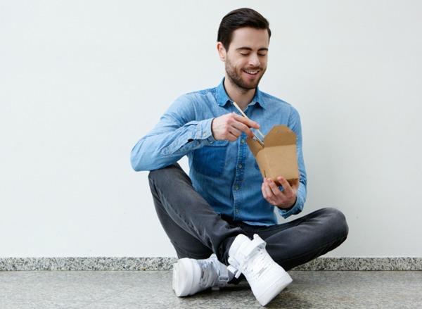 Makan sambil lesehan bantu kamu kurangi berat badan