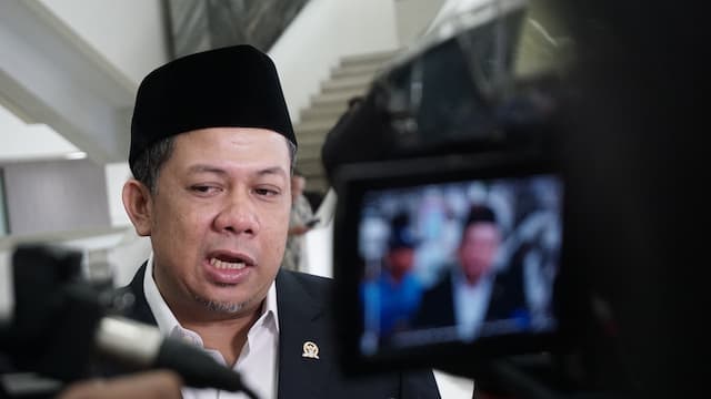 Fahri Hamzah Ledek Pakaian Anies saat Pelantikan: Culun Mirip Lurah