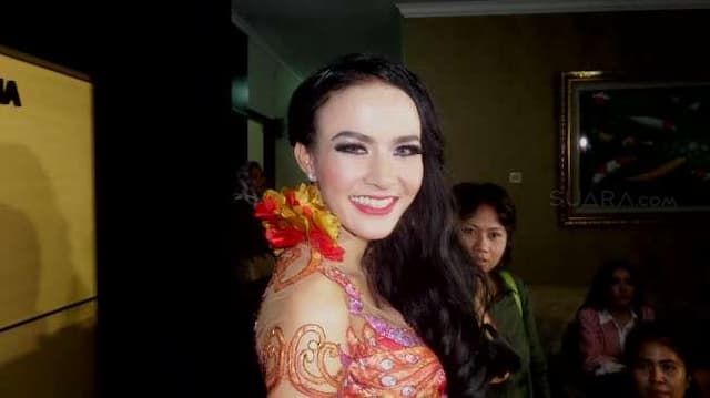 Usai Copot Hijab, Cynthiara Alona Pose Seksi di Gurun