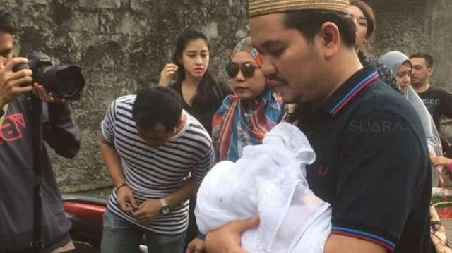 Tangis Indra Bekti Pecah di Pemakaman Anaknya