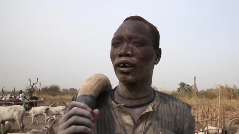 5 Potret Peternak Sudan, Angon Sapi Sambil Membawa Senjata AK-47