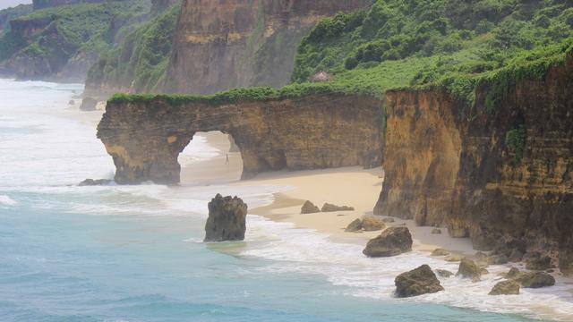 Pantai Mbawana, Pantai Cantik dengan Karang Bolong