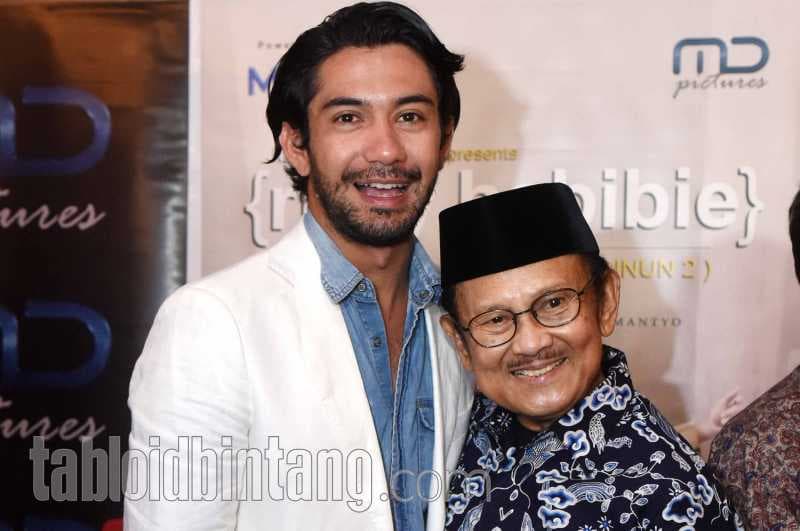 Reza Rahadian Ikut Menyambut Jenazah BJ Habibie di Rumah Duka