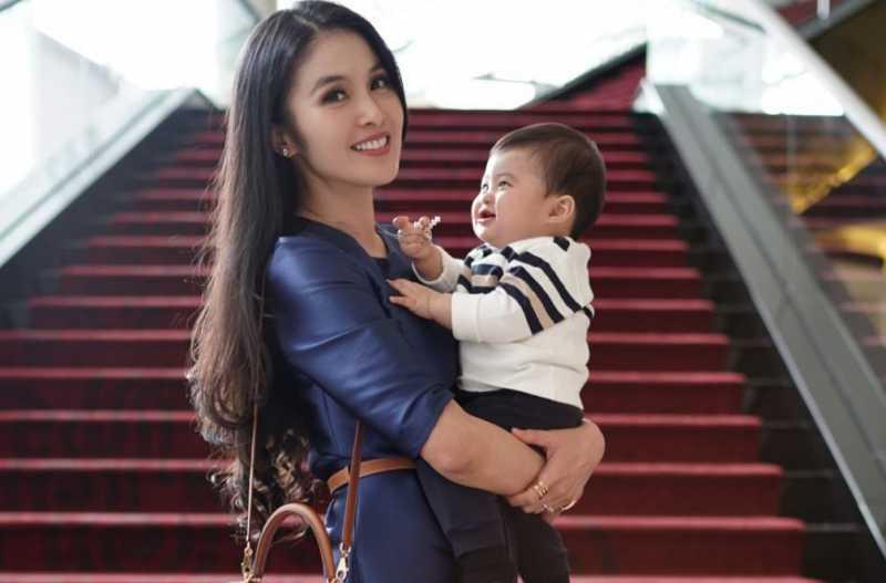 Sandra Dewi Menikmati Indahnya Momen Menyusui