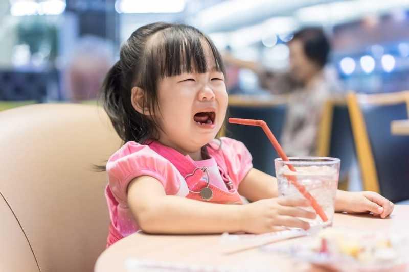 7 Tips Jitu Menghadapi Anak Rewel di Tempat Umum