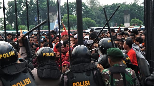 Suporter Persija Memaksa Masuk ke GBK, Polisi Tembakkan Gas Air Mata