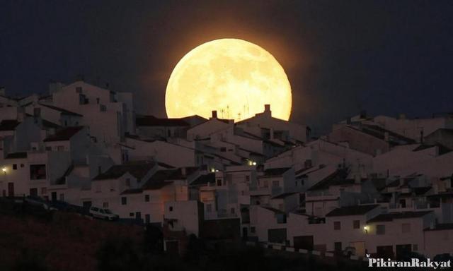 Efek Supermoon Akibatkan Gelombang Tinggi