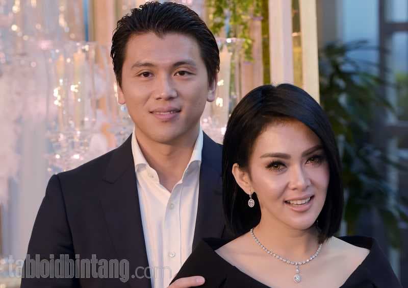 Gaya Hidup Pengantin Baru Ala Syahrini - Reino Barack