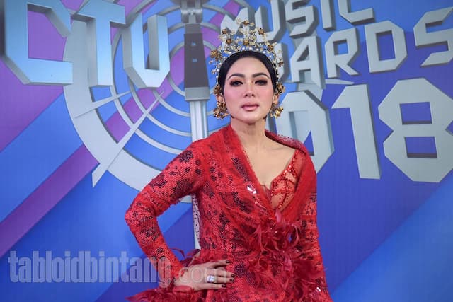 Syahrini Pakai Hiasan kepala Seberat 30 Kilogram di Konser 10 Tahun Berkarya