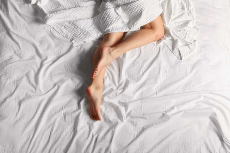 5 Manfaat Tidur Tidak Pakai Celana Dalam 