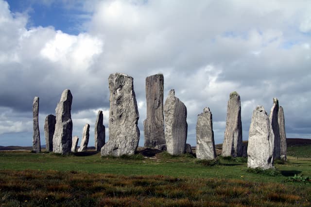 Selain Stonehenge, Ini Formasi Batuan Unik Tertua di Dunia