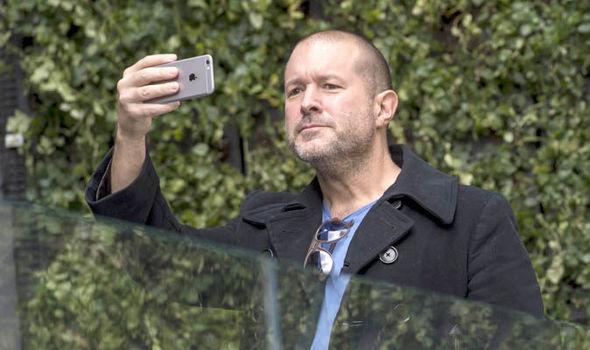 Eks Desainer iPhone Jony Ive Hijrah ke Ferrari