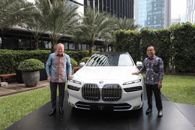 Mobil Listrik Mewah BMW i7 Dapat Tugas Negara di KTT ke-43 ASEAN PLUS 2023