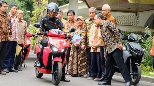 Dibanderol Rp 23 Juta, Jokowi Mau Borong 100 Motor Listrik Gesits
